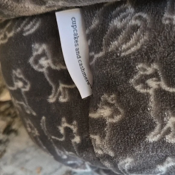 Cupcakes & Cashmere Gray Patterned Pet Bed - Picture 12 of 12